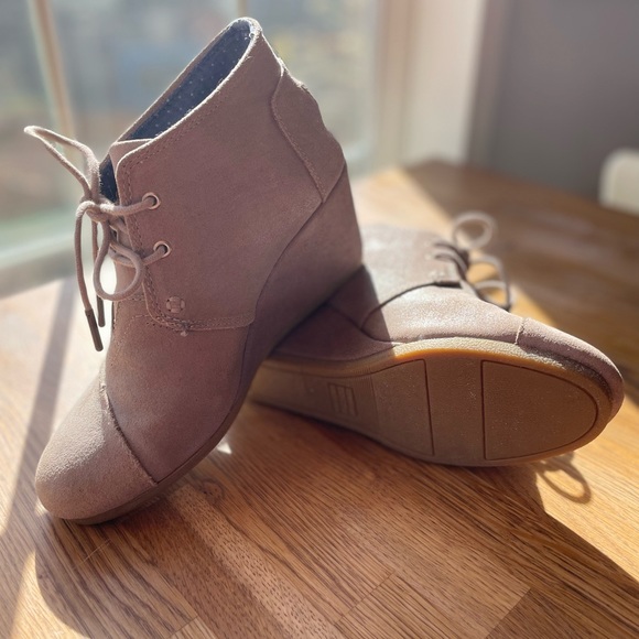 TOMS Wedge Ankle Boot: Light Grey w/laces. Sz 7.5 - Picture 2 of 5